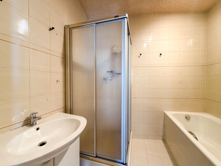 2 Bedroom Property for Sale in Vredehoek Western Cape